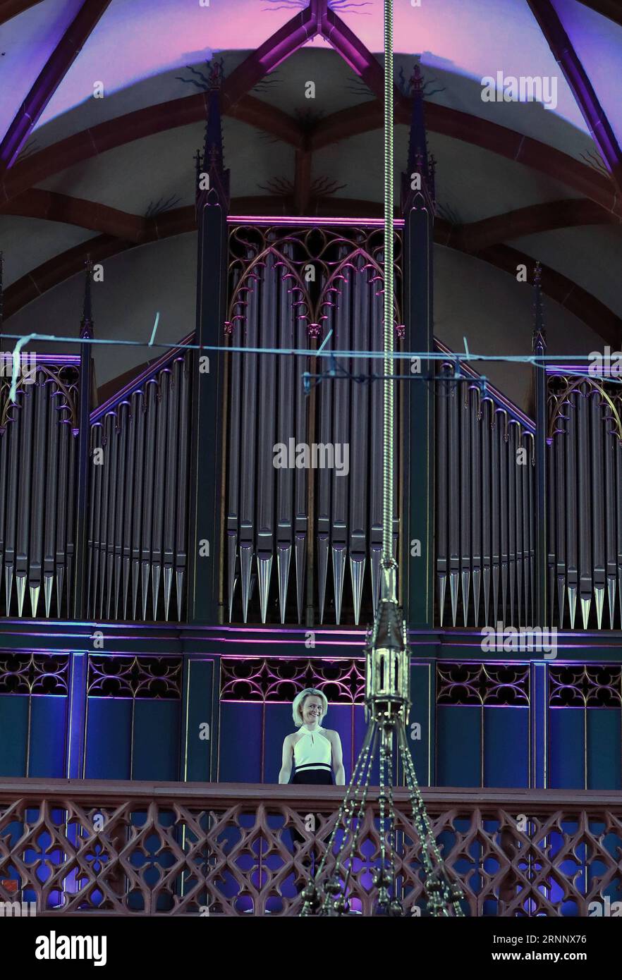 (170731) -- GEISENHEIM (GERMANIA), 31 luglio 2017 -- la pianista e organista lettone Iveta Apkalna reagisce durante la sua esibizione al 30 ° Rheingau Music Festival al Rheingauer Dom di Geisenheim, Germania, il 30 luglio 2017. Il 30° Rheingau Music Festival si tiene dal 24 giugno al 2 settembre. )(yk) GERMANY-GEISENHEIM-RHEINGAU MUSIC FESTIVAL-IVETA APKALNA LuoxHuanhuan PUBLICATIONxNOTxINxCHN Geisenheim Germania luglio 31 2017 la pianista e organista lettone Iveta reagisce durante il suo spettacolo AL 30 ° Rheingau Music Festival AL Rheingau Dom di Geisenheim Germania IL 30 2017 luglio IL 30 ° Rheinga Foto Stock
