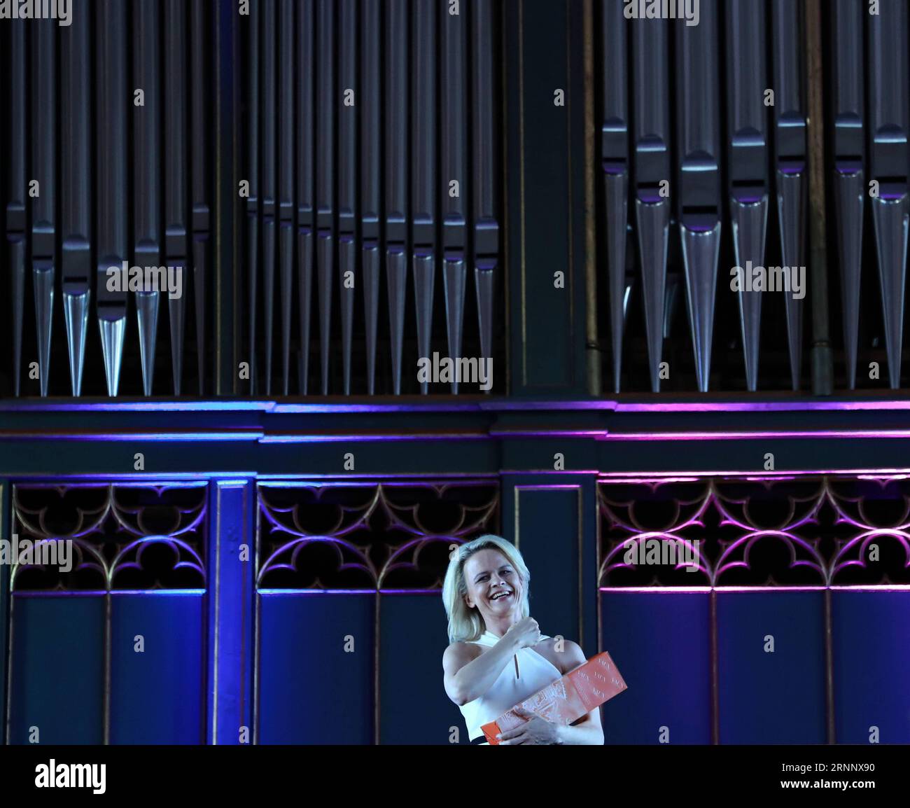 (170731) -- GEISENHEIM (GERMANIA), 31 luglio 2017 -- la pianista e organista lettone Iveta Apkalna reagisce durante la sua esibizione al 30 ° Rheingau Music Festival al Rheingauer Dom di Geisenheim, Germania, il 30 luglio 2017. Il 30° Rheingau Music Festival si tiene dal 24 giugno al 2 settembre. )(yk) GERMANY-GEISENHEIM-RHEINGAU MUSIC FESTIVAL-IVETA APKALNA LuoxHuanhuan PUBLICATIONxNOTxINxCHN Geisenheim Germania luglio 31 2017 la pianista e organista lettone Iveta reagisce durante il suo spettacolo AL 30 ° Rheingau Music Festival AL Rheingau Dom di Geisenheim Germania IL 30 2017 luglio IL 30 ° Rheinga Foto Stock