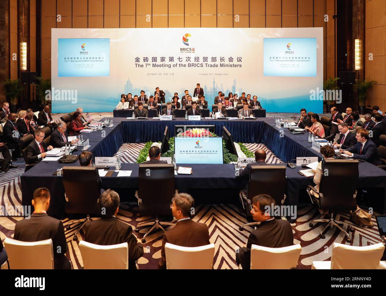 (170801) -- SHANGHAI, 1 agosto 2017 -- la settima riunione dei ministri del commercio BRICS si tiene a Shanghai, Cina orientale, 1 agosto 2017. I ministri del commercio delle nazioni BRICS stanno discutendo di facilitazione commerciale, cooperazione economica e tecnologica, sviluppo di capacità e sistema commerciale multilaterale nel loro incontro annuale a Shanghai, secondo il ministro del commercio cinese. )(mcg) CINA-SHANGHAI-BRICS-RIUNIONE DEI MINISTRI DEL COMMERCIO (CN) DingxTing PUBLICATIONxNOTxINxCHN Shanghai 1 agosto 2017 la settima riunione del ministro del commercio BRICS È Hero a Shanghai Cina orientale 1 agosto 2017 Ministro del commercio delle Nazioni BRICS Foto Stock