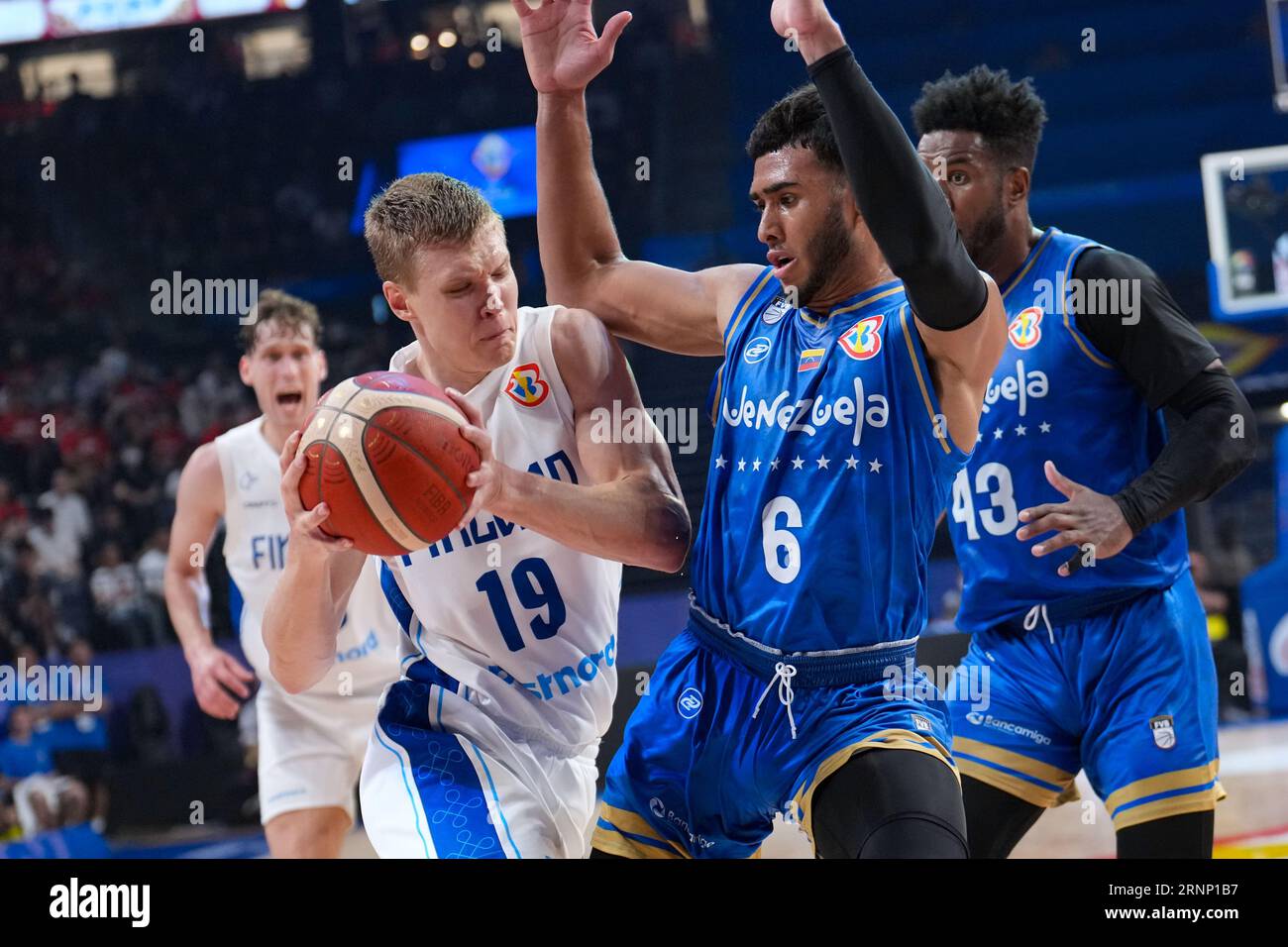 Okinawa, Giappone. 2 settembre 2023. Elias Valtonen (2nd L) della Finlandia sfida con il venezuelano Garly Sojo durante il round di classifica 17-32 match tra Finlandia e Venezuela alla Coppa del mondo FIBA 2023 a Okinawa, Giappone, 2 settembre 2023. Crediti: Zhang Xiaoyu/Xinhua/Alamy Live News Foto Stock