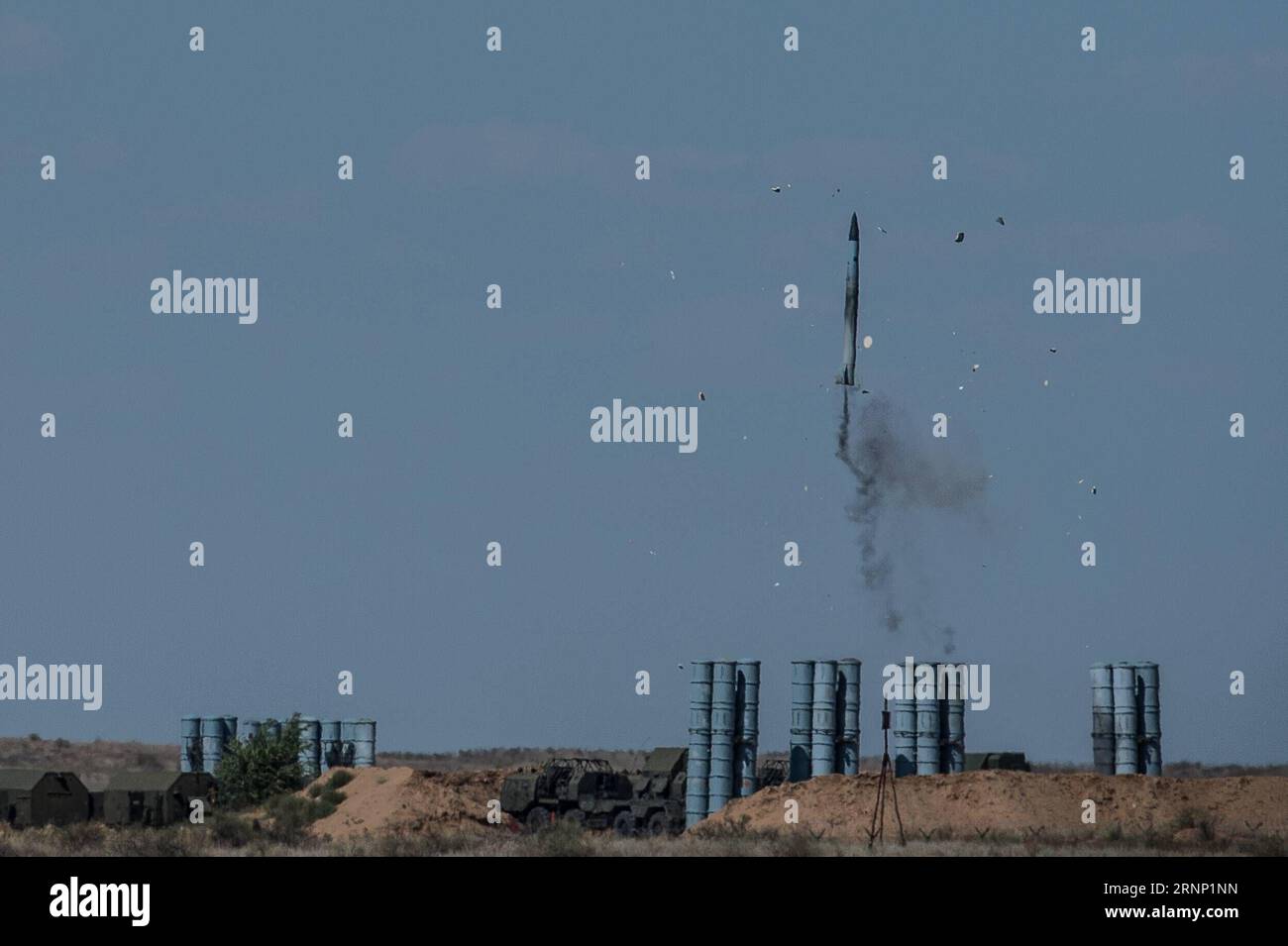 (170806) -- ASTRAKHAN, 6 agosto 2017 -- un complesso antiaereo S-300PS lancia missili durante la competizione Keys to the Sky dei Giochi internazionali dell'Esercito 2017 nell'area di addestramento di Ashuluk nella regione di Astrakhan, Russia, il 5 agosto 2017. I Giochi dell'Esercito Internazionale 2017 si terranno fino al 12 agosto.) (Djj) RUSSIA-ASTRAKHAN-INTERNATIONAL ARMY GAMES 2017 EvgenyxSinitsyn PUBLICATIONxNOTxINxCHN Astrakhan Aug 6 2017 to S 300PS Anti Aircraft Complex lancia missili durante la Keys to the Sky Competition dei Giochi dell'Esercito Internazionale 2017 PRESSO Ashuluk Training area nella regione di Astrakhan Russia agosto Foto Stock