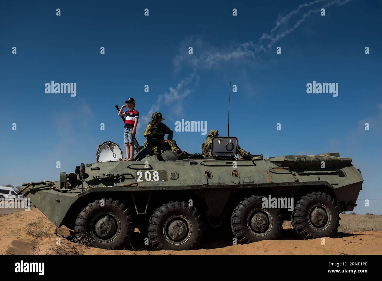 (170806) -- ASTRAKHAN, 6 agosto 2017 -- Un ragazzo posa con un vettore di personale corazzato durante la competizione Keys to the Sky dei Giochi internazionali dell'esercito 2017 presso l'area di addestramento di Ashuluk nella regione di Astrakhan, in Russia, il 5 agosto 2017. I Giochi dell'Esercito Internazionale 2017 si terranno fino al 12 agosto.) (Djj) RUSSIA-ASTRAKHAN-INTERNATIONAL ARMY GAMES 2017 EvgenyxSinitsyn PUBLICATIONxNOTxINxCHN Astrakhan Aug 6 2017 un ragazzo posa con a Armoured Personnel Carrier durante la Keys to the Sky Competition dei Giochi dell'Esercito Internazionale 2017 PRESSO Ashuluk Training area nella regione di Astrakhan Russia IL 5 agosto 2017 Foto Stock