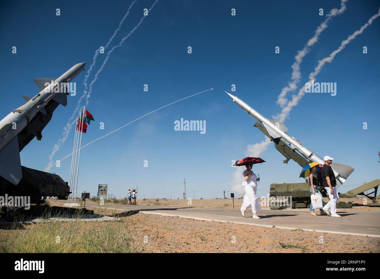 (170806) -- ASTRAKHAN, 6 agosto 2017 -- la gente cammina davanti al sito della competizione Keys to the Sky dei Giochi dell'Esercito Internazionale 2017 presso l'area di addestramento di Ashuluk nella regione di Astrakhan, in Russia, il 5 agosto 2017. I Giochi dell'Esercito Internazionale 2017 si terranno fino al 12 agosto.) (Djj) RUSSIA-ASTRAKHAN-INTERNATIONAL ARMY GAMES 2017 EvgenyxSinitsyn PUBLICATIONxNOTxINxCHN Astrakhan 6 agosto 2017 celebrità camminano davanti al sito delle chiavi del cielo Concorso dei Giochi dell'Esercito Internazionale 2017 PRESSO L'area di addestramento di Ashuluk nella regione di Astrakhan Russia IL 5 agosto 2017 i Giochi dell'Esercito Internazionale 2017 saranno lei Foto Stock