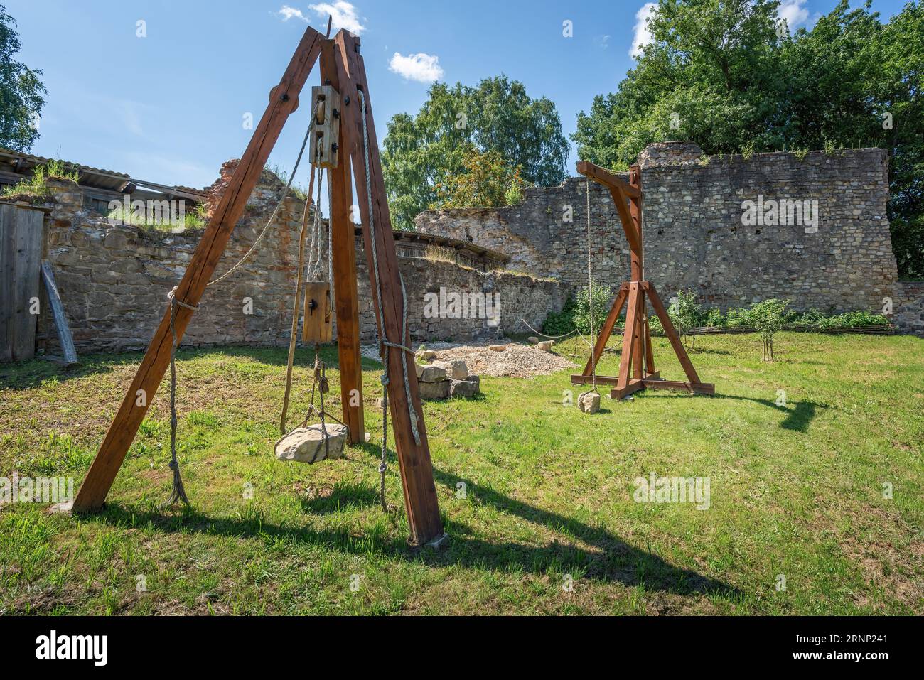 Dispositivi di sollevamento pietra presso l'area di attività medievale del castello di Cesis - Cesis, Lettonia Foto Stock
