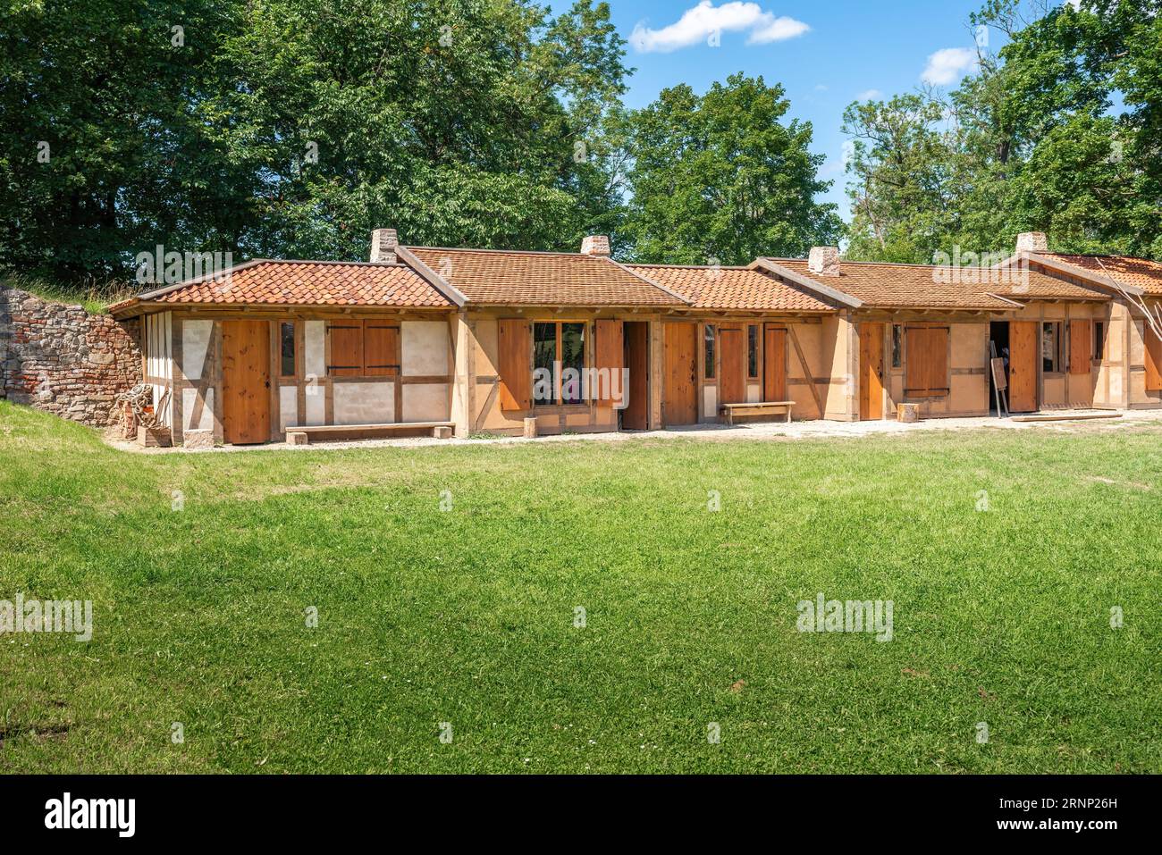 Edifici nell'area di attività medievale del castello di Cesis - Cesis, Lettonia Foto Stock