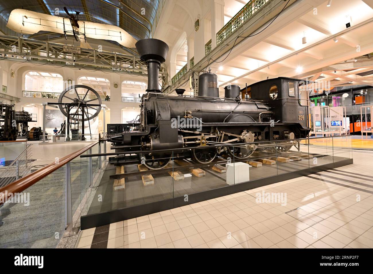 Vienna, Austria. Museo tecnico di Vienna. Locomotiva a vapore del treno espresso KRB AR 254, anno 1883 Foto Stock