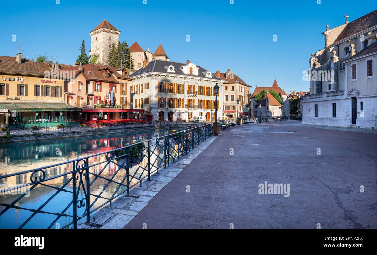 ANNECY, FRANCIA - 10 LUGLIO 2022: La città vecchia. Foto Stock