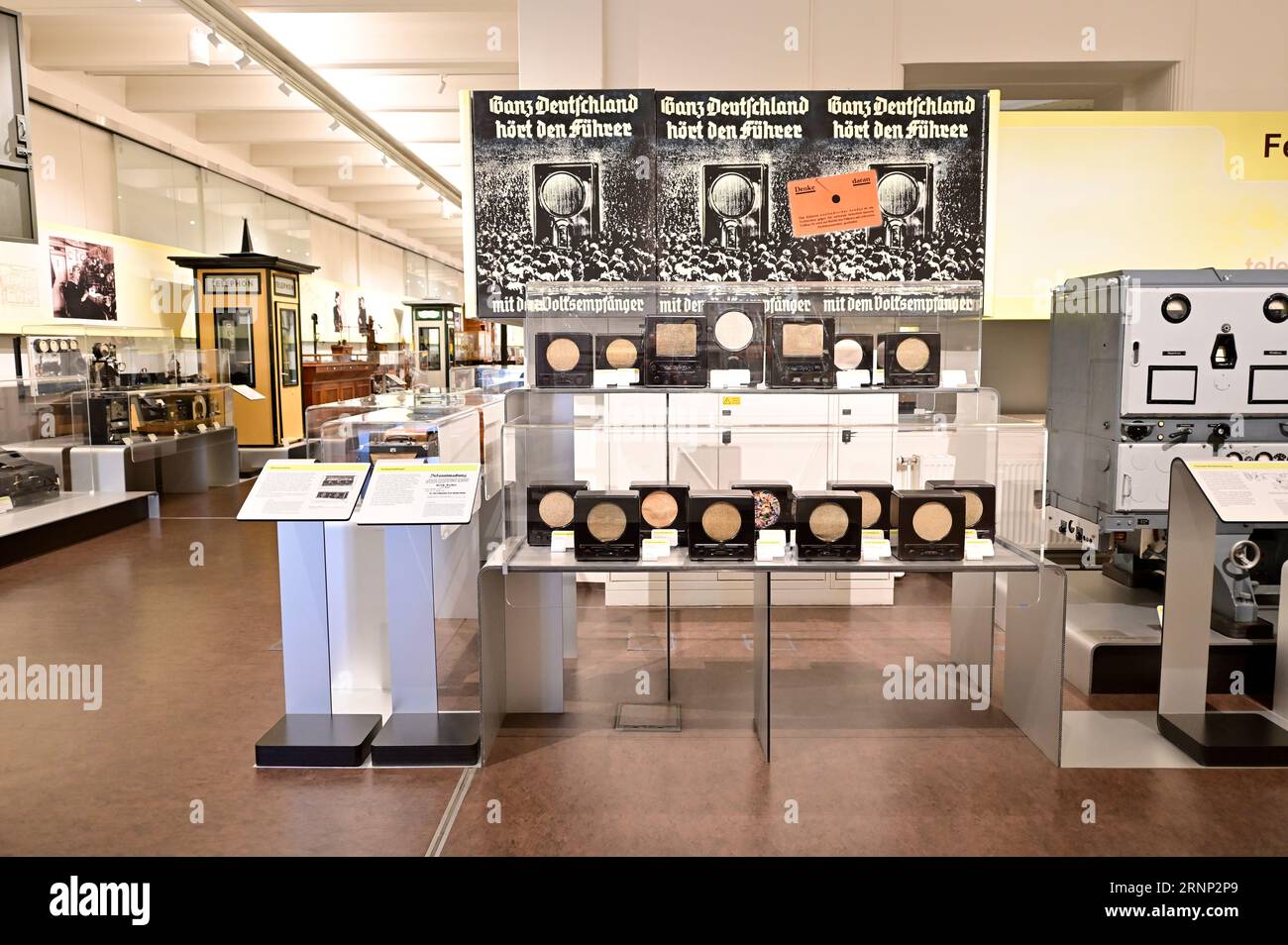 Vienna, Austria. Museo tecnico di Vienna. Poster "tutta la Germania sente il Führer con il destinatario del popolo" Foto Stock
