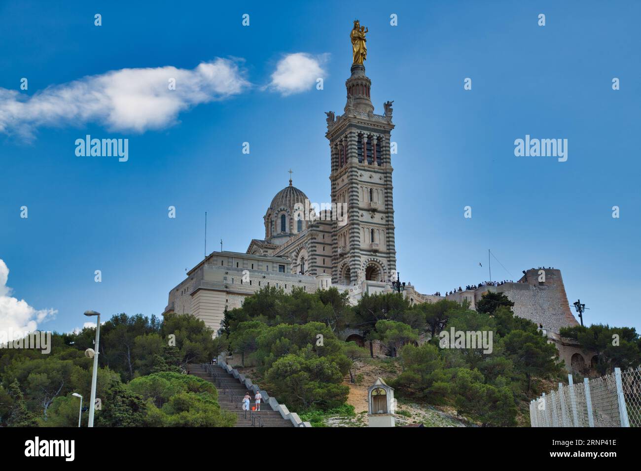 l'imponente basilica di notre dame de la garde a marsiglia in francia Foto Stock