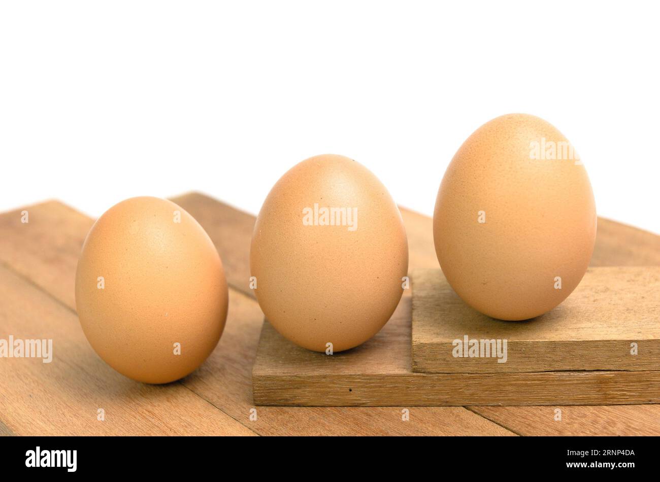 Uova di gallina su sfondo di legno Foto Stock