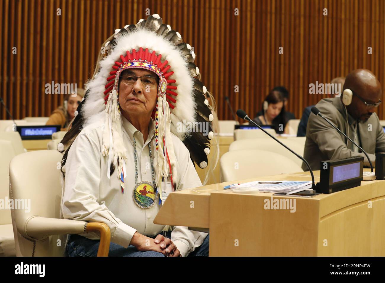 (170810) -- NAZIONI UNITE, 10 agosto 2017 -- il grande capo Wilton Littlechild, un capo Cree del Canada, partecipa a un evento che segna la giornata internazionale dei popoli indigeni del mondo presso la sede delle Nazioni Unite a New York, il 9 agosto 2017. Mercoledì l'ONU ha celebrato il decimo anniversario dell'adozione della dichiarazione sui diritti dei popoli indigeni, sottolineando la necessità di eliminare la discriminazione, l'emarginazione e l'invasione dei loro diritti fondamentali. ONU-LA GIORNATA INTERNAZIONALE DEI POPOLI INDIGENI DEL MONDO CHE SEGNA MaxJianguo PUBLICATIONxNOTxINxCHN Nazioni Unite 10 agosto 2 Foto Stock