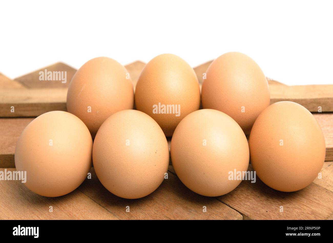 Uova di gallina su sfondo di legno Foto Stock