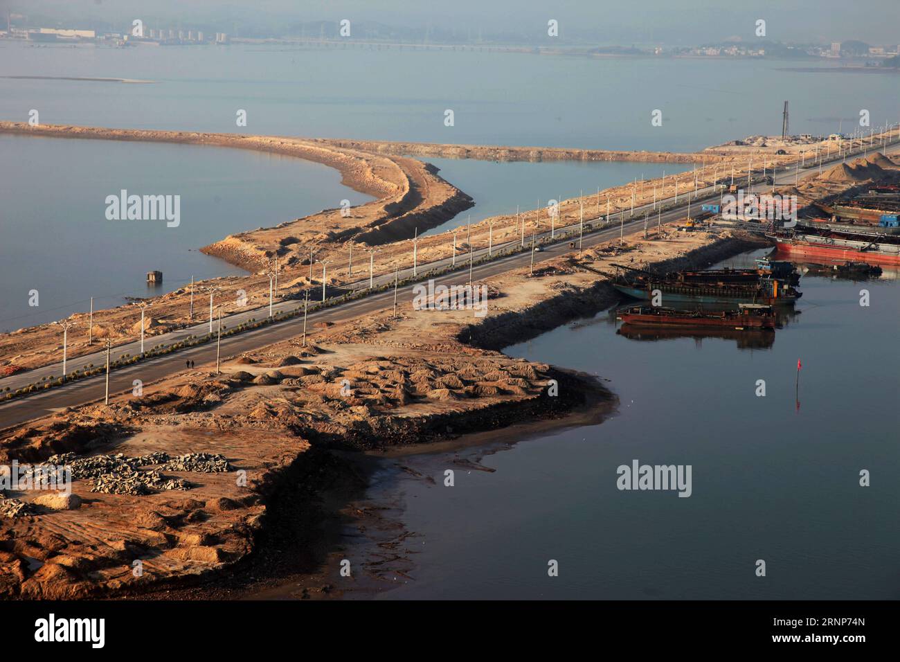 (170814) -- QINZHOU, 14 agosto 2017 -- la foto del fascicolo non datato mostra il cantiere di una strada nell'area portuale di libero scambio di Qinzhou nella città di Qinzhou, nella regione autonoma di Guangxi Zhuang della Cina meridionale. Il porto di Qinzhou, con le sue 24 linee di navigazione interne ed estere, svolge un ruolo importante nel commercio bilaterale tra la Cina e l'Associazione delle nazioni del Sud-est asiatico (ASEAN). (Ry) CINA-GUANGXI-QINZHOU PORTO (CN) ZhangxAilin PUBLICATIONxNOTxINxCHN 170814 Qinzhou Aug 14 2017 undated file Photo shows the Construction Site of a Road in Qinzhou Free Trade Port area in Qinzhou City South Chin Foto Stock