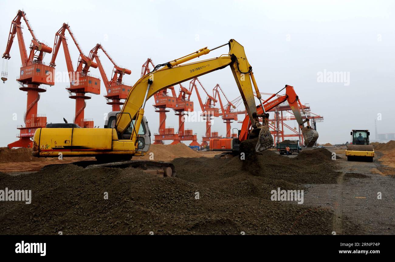 (170814) -- QINZHOU, 14 agosto 2017 -- la foto del file scattata l'8 agosto 2009 mostra il cantiere dell'area portuale di libero scambio di Qinzhou nella città di Qinzhou, nella regione autonoma di Guangxi Zhuang nel sud della Cina. Il porto di Qinzhou, con le sue 24 linee di navigazione interne ed estere, svolge un ruolo importante nel commercio bilaterale tra la Cina e l'Associazione delle nazioni del Sud-est asiatico (ASEAN). (Ry) CINA-GUANGXI-QINZHOU PORTO (CN) ZhangxAilin PUBLICATIONxNOTxINxCHN 170814 Qinzhou Aug 14 2017 file foto scattata L'8 agosto 2009 mostra il cantiere dell'area portuale di libero scambio di Qinzhou nella città di Qinzhou Sout Foto Stock