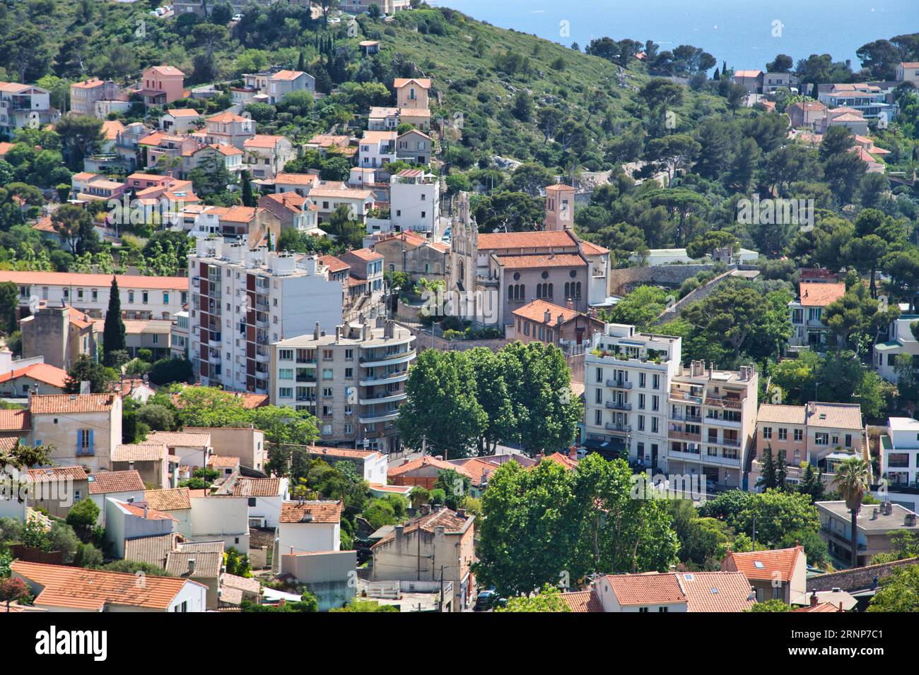 Vista delle case individuali di Marsiglia immerse in uno splendido paesaggio Foto Stock