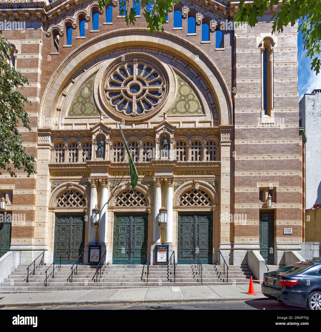 Upper West Side: Holy Trinity Roman Catholic Church è una chiesa a metà isolato costruita in stile bizantino, nel 1912, su progetto di Joseph Hubert McGuire. Foto Stock