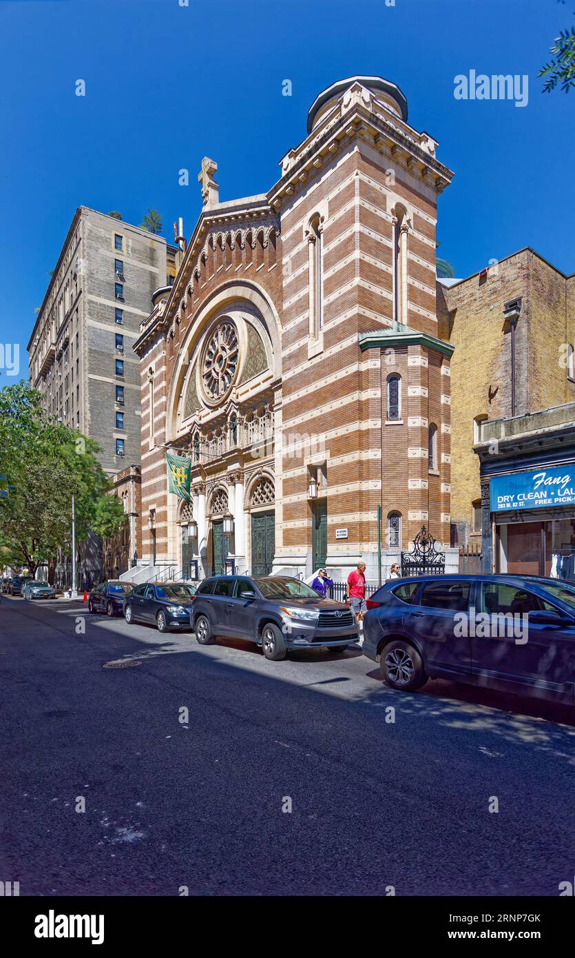 Upper West Side: Holy Trinity Roman Catholic Church è una chiesa a metà isolato costruita in stile bizantino, nel 1912, su progetto di Joseph Hubert McGuire. Foto Stock