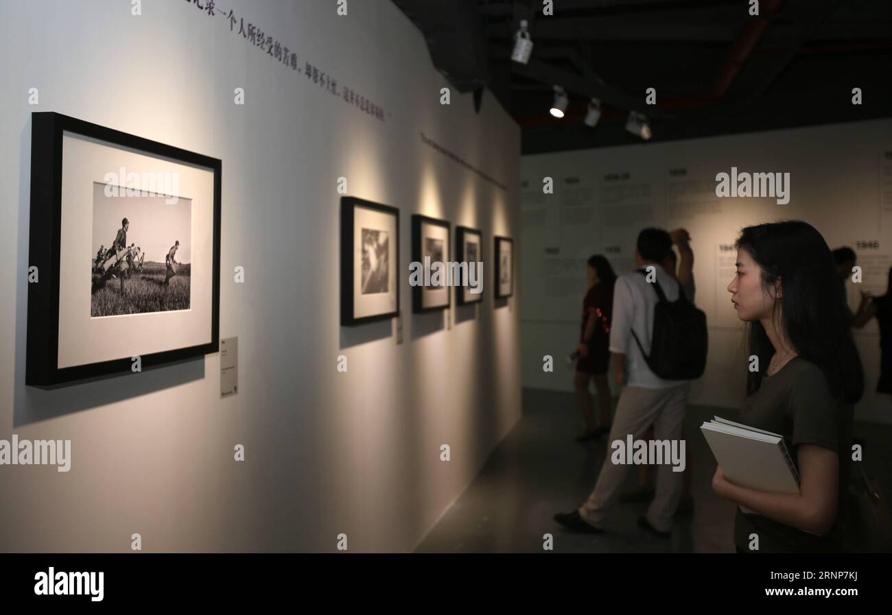 (170815) -- GUANGZHOU, 15 agosto 2017 -- le persone guardano le mostre durante il comunicato stampa della mostra retrospettiva di Robert Capa a Shenzhen, nella provincia del Guangdong della Cina meridionale, 14 agosto 2017. Come prima mostra fotografica speciale del 4° Festival Internazionale di immagini urbane di Shenzhen, il comunicato stampa della mostra retrospettiva di Robert Capa è iniziato nel Museo d'Arte dell'Università di Shenzhen lunedì. Nato in Ungheria nel 1913, Robert Capa fu uno dei più famosi fotografi di guerra del XX secolo. Ha coperto 5 guerre del suo tempo, tra cui la guerra civile spagnola e la seconda guerra mondiale. (zx) CHIN Foto Stock