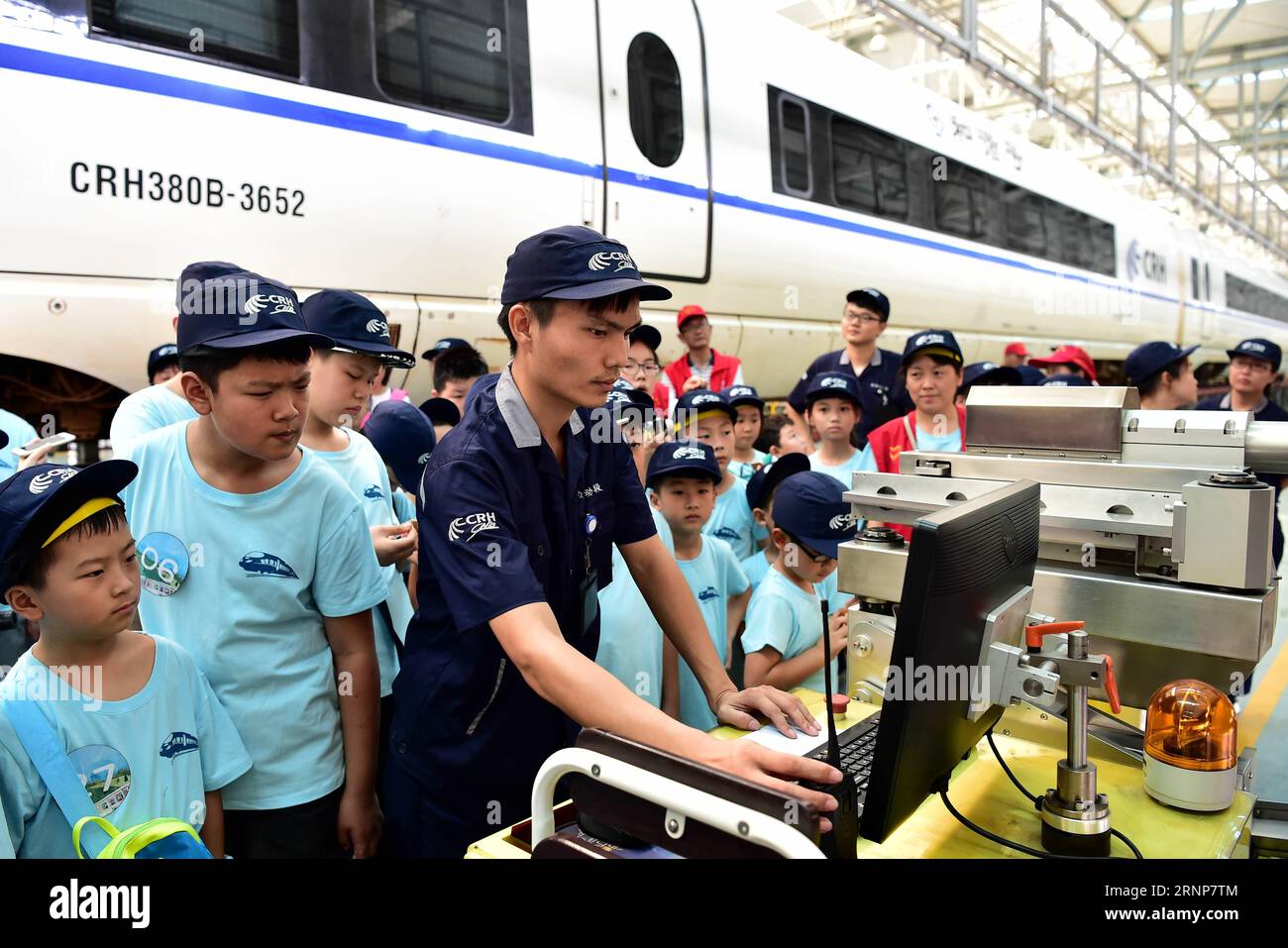 (170815) -- HEFEI, 15 agosto 2017 -- i bambini vedono un tecnico che lavora in un punto di ispezione del treno ad alta velocità a Hefei, capitale della provincia di Anhui della Cina orientale, 15 agosto 2017. I bambini della comunità di strada Changqing a Hefei hanno partecipato a una campagna estiva per saperne di più sui treni ad alta velocità martedì. ) (wyo) CHINA-ANHUI-CHILDREN-SUMMER-ACTIVITY (CN) LiuxJunxi PUBLICATIONxNOTxINxCHN 170815 Hefei Aug 15 2017 Children View a Technician working AT a Bullet Train Inspection Point in Hefei, capitale della provincia di Anhui della Cina orientale 15 agosto 2017 i bambini della comunità di Chang Qing Street in Hefei hanno partecipato a Foto Stock