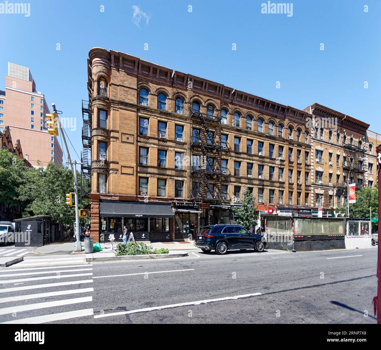 Upper West Side: 201 West 80th Street è in realtà quattro edifici Uniti senza soluzione di continuità, con una caratteristica torretta angolare sopra i negozi. Foto Stock