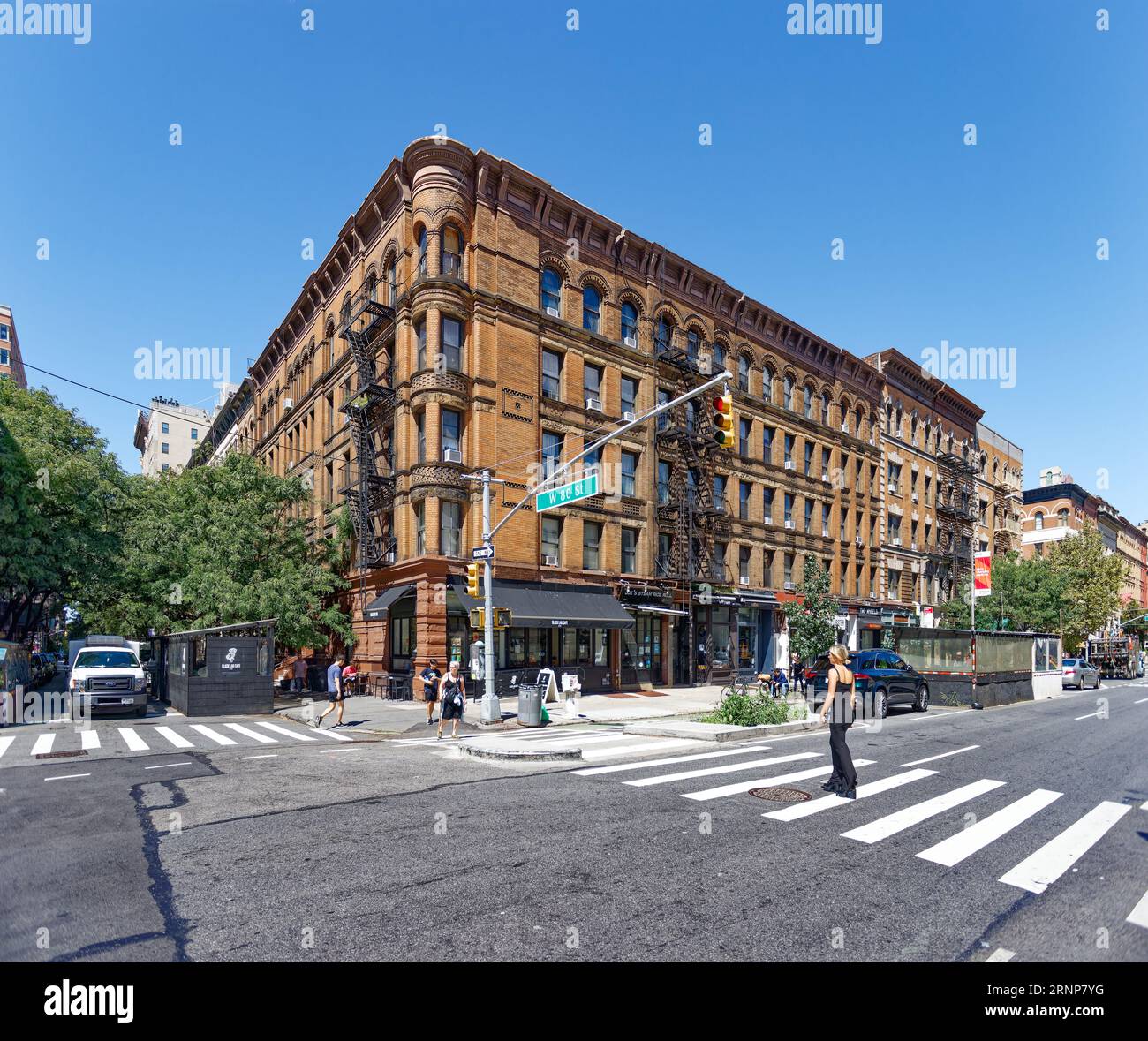 Upper West Side: 201 West 80th Street è in realtà quattro edifici Uniti senza soluzione di continuità, con una caratteristica torretta angolare sopra i negozi. Foto Stock