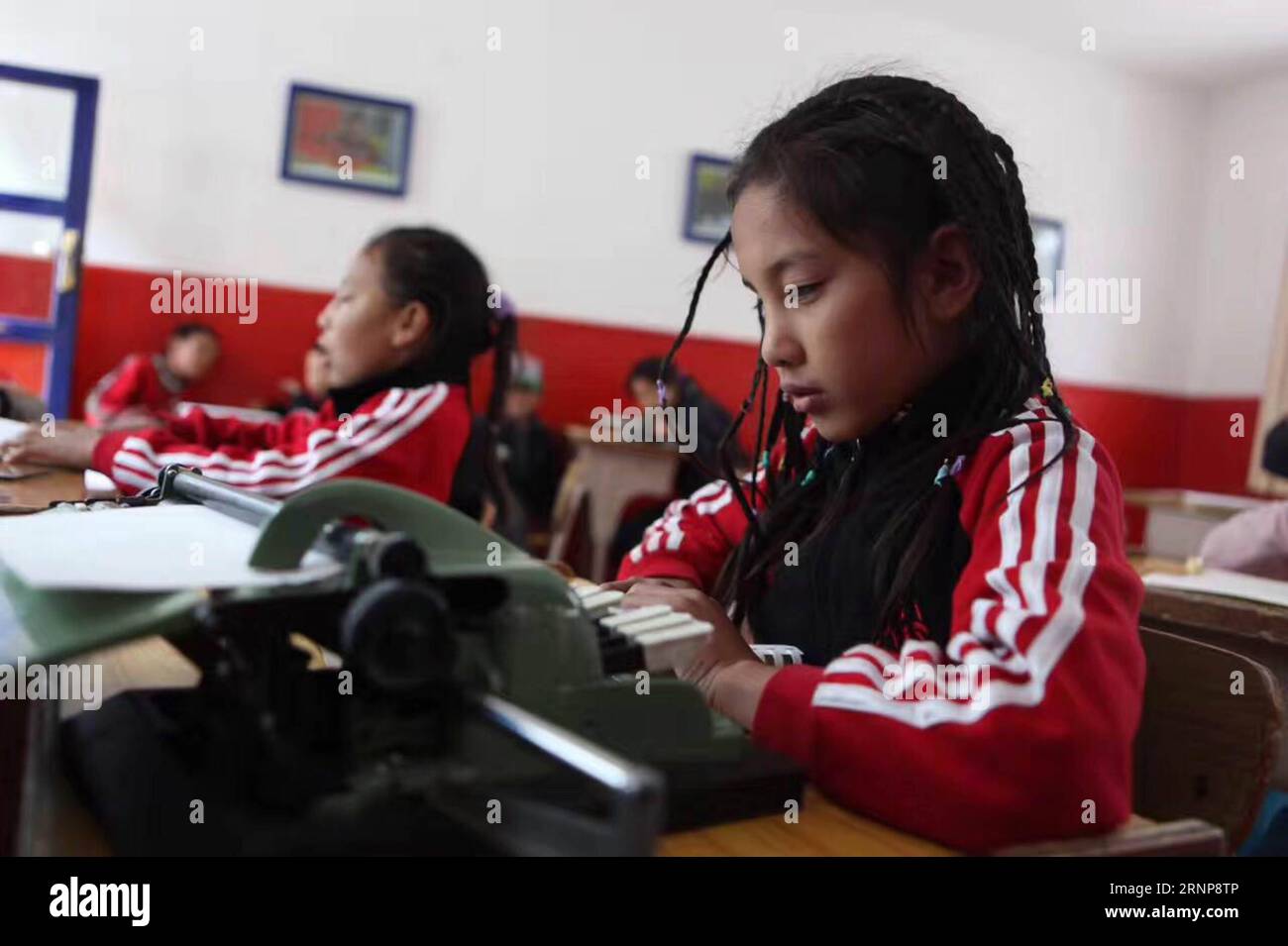 (170816) -- XIAHE, 16 agosto 2017 () -- foto scattata nel 2008 mostra Deqen Yuzhen che usa una macchina da scrivere nella scuola per bambini ciechi di Lhasa, capitale della regione autonoma del Tibet nel sud-ovest della Cina. Deqen Yuzhen, nata il 14 settembre 1998, è la figlia di una famiglia di pastori nella contea di Maqu, prefettura autonoma tibetana di Gannan, provincia del Gansu nella Cina nordoccidentale. Sfortunatamente ha perso la vista a causa di una grave malattia quando era piccola. All'età di nove anni è stata mandata alla scuola per bambini ciechi nella regione autonoma del Tibet nel sud-ovest della Cina e trasferita alla scuola per bambini ciechi di Foto Stock