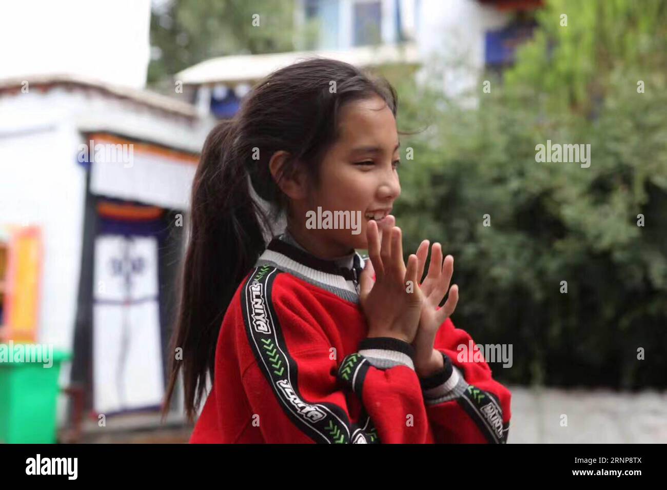 (170816) -- XIAHE, 16 agosto 2017 () -- foto scattata nel 2008 mostra Deqen Yuzhen cantare per gli ospiti che visitano la scuola per bambini ciechi a Lhasa, capitale della regione autonoma del Tibet della Cina sud-occidentale. Deqen Yuzhen, nata il 14 settembre 1998, è la figlia di una famiglia di pastori nella contea di Maqu, prefettura autonoma tibetana di Gannan, provincia del Gansu nella Cina nordoccidentale. Sfortunatamente ha perso la vista a causa di una grave malattia quando era piccola. All'età di nove anni è stata mandata alla scuola per bambini ciechi nella regione autonoma del Tibet nel sud-ovest della Cina e trasferita ai bambini ciechi di scho Foto Stock