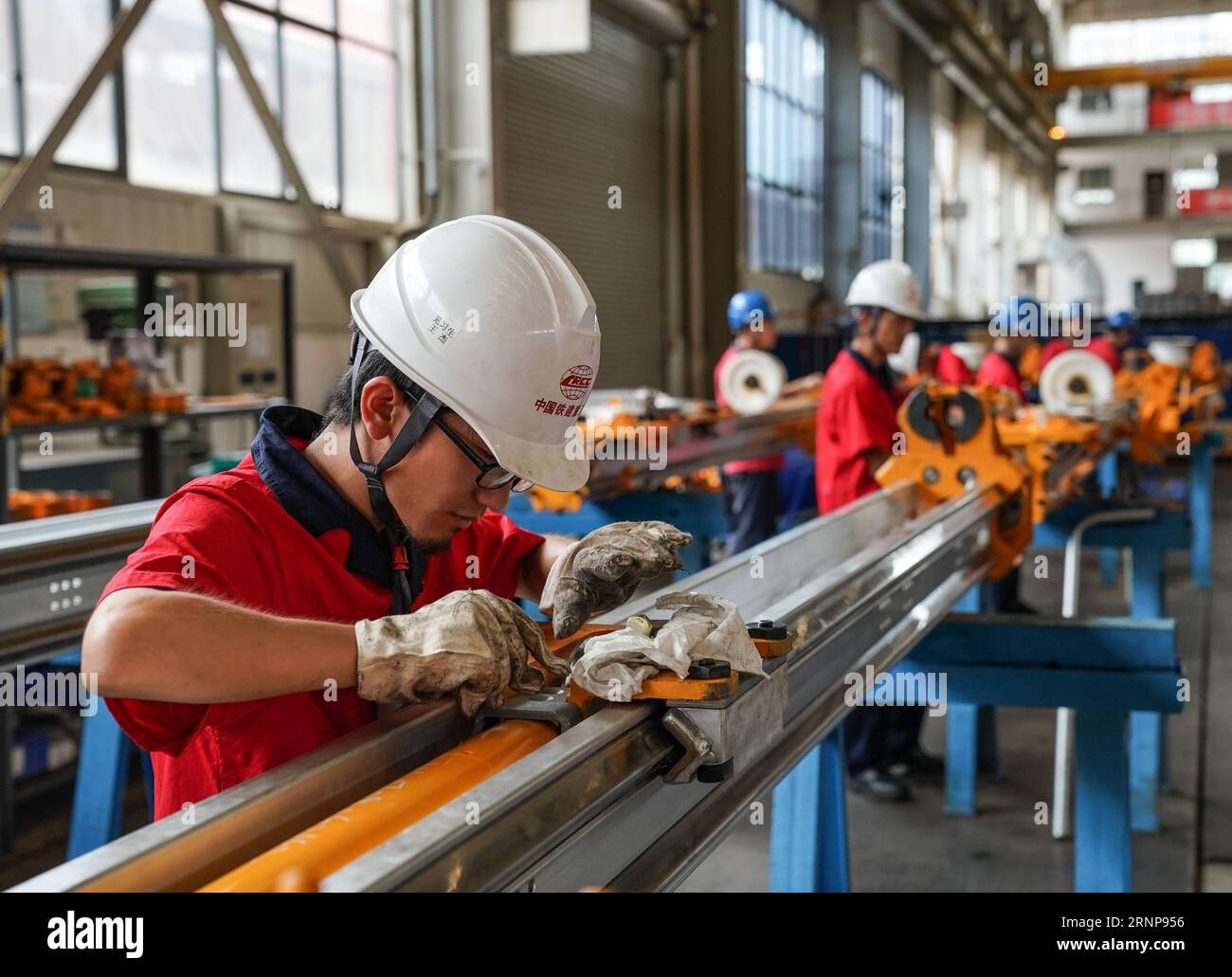 170817) -- CHANGSHA, 17 agosto 2017 -- i membri del personale lavorano in  un laboratorio di produzione di trapani jumbo di China Railway Construction  Heavy Industry Co., Ltd (CRCHI) a Changsha, capitale