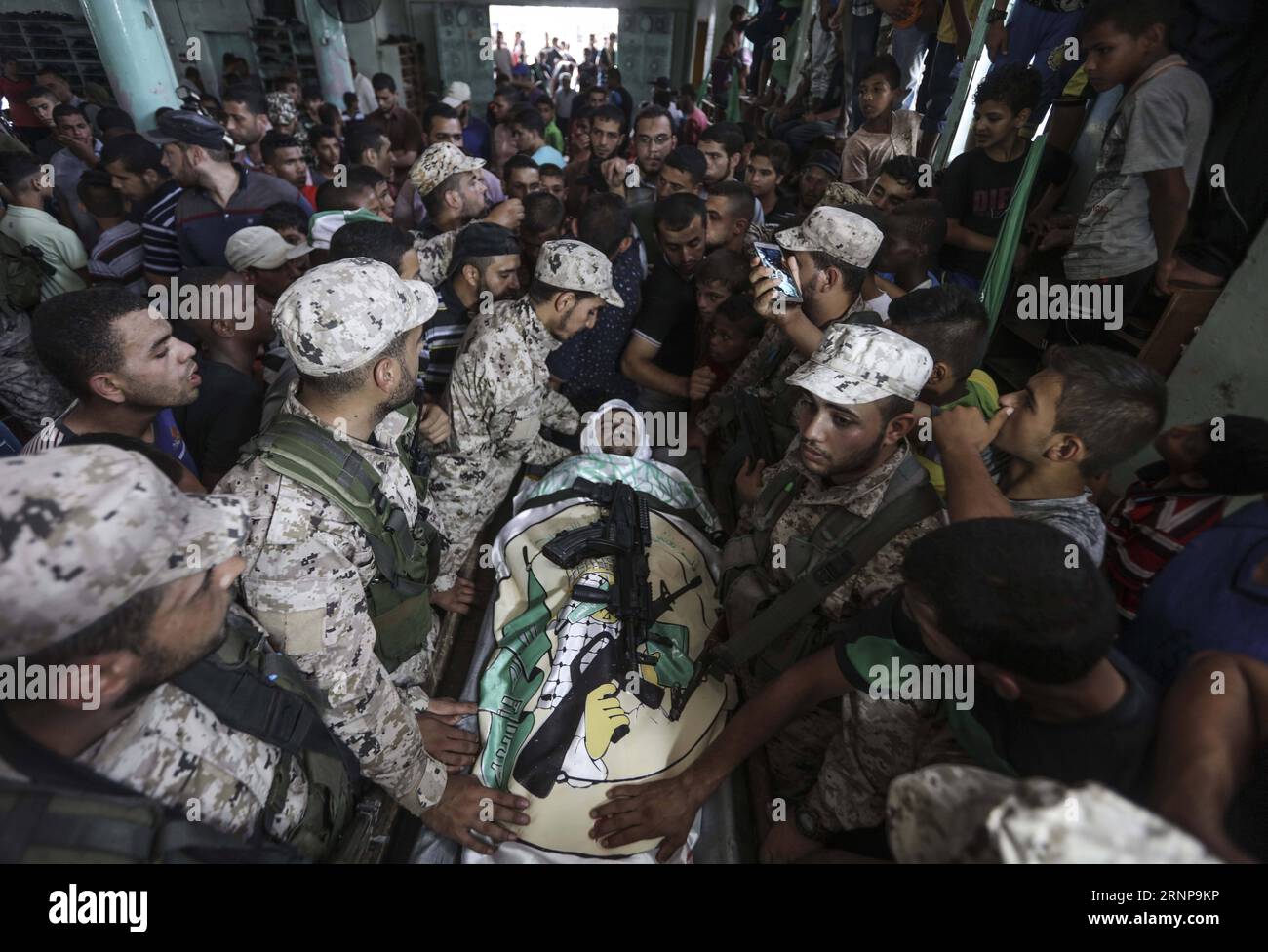(170817) -- GAZA, 17 agosto 2017 -- militanti di Hamas partecipano ai funerali di Nidal Jaafari, 28, un membro della forza di controllo interno del Ministero dell'interno, ucciso in un attentato suicida, a Rafah City, il 17 agosto 2017. Giovedì il movimento islamico di Hamas ha rafforzato le sue misure di sicurezza sul confine tra la Striscia di Gaza e l'Egitto a seguito di un precedente attentato suicida effettuato da un militante dello Stato islamico (IS). Si tratta del primo attentato suicida del suo genere perpetrato da estremisti nella Striscia di Gaza. )(gl) MIDEAST-GAZA-FUNERALE WissamxNassar PUBLICATIONxNOTxINxCHN Gaza 17 agosto 2017 militano di Hamas Foto Stock