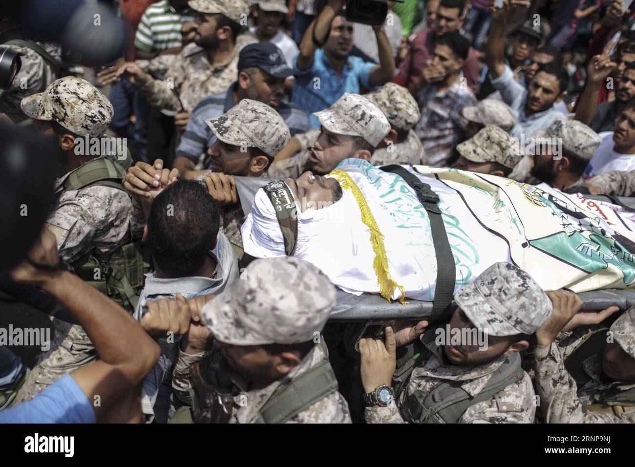(170817) -- GAZA, 17 agosto 2017 -- militanti di Hamas partecipano ai funerali di Nidal Jaafari, 28, un membro della forza di controllo interno del Ministero dell'interno, ucciso in un attentato suicida, a Rafah City, il 17 agosto 2017. Giovedì il movimento islamico di Hamas ha rafforzato le sue misure di sicurezza sul confine tra la Striscia di Gaza e l'Egitto a seguito di un precedente attentato suicida effettuato da un militante dello Stato islamico (IS). Si tratta del primo attentato suicida del suo genere perpetrato da estremisti nella Striscia di Gaza. )(gl) MIDEAST-GAZA-FUNERALE WissamxNassar PUBLICATIONxNOTxINxCHN Gaza 17 agosto 2017 militano di Hamas Foto Stock