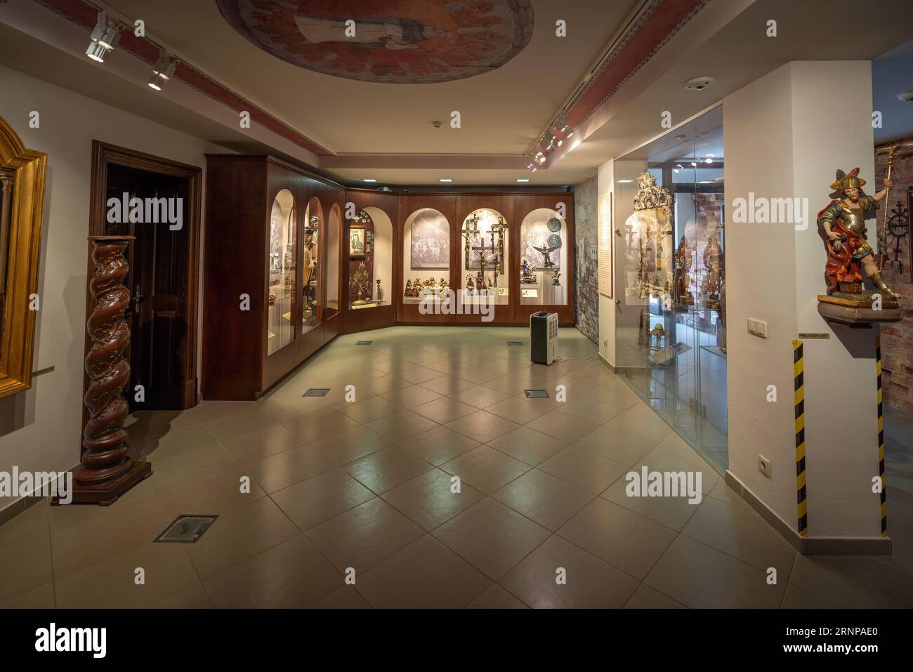 Mostra d'arte liturgica presso l'ex monastero domenicano - Trakai, Lituania Foto Stock