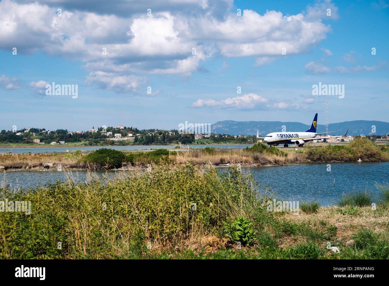 Kerkyra, Grecia - 09 24 2022: Aereo Ryanair sull'aeroporto di Corfù. La padronanza dei piloti esperti è necessaria per decollare e atterrare nel più breve tempo possibile Foto Stock