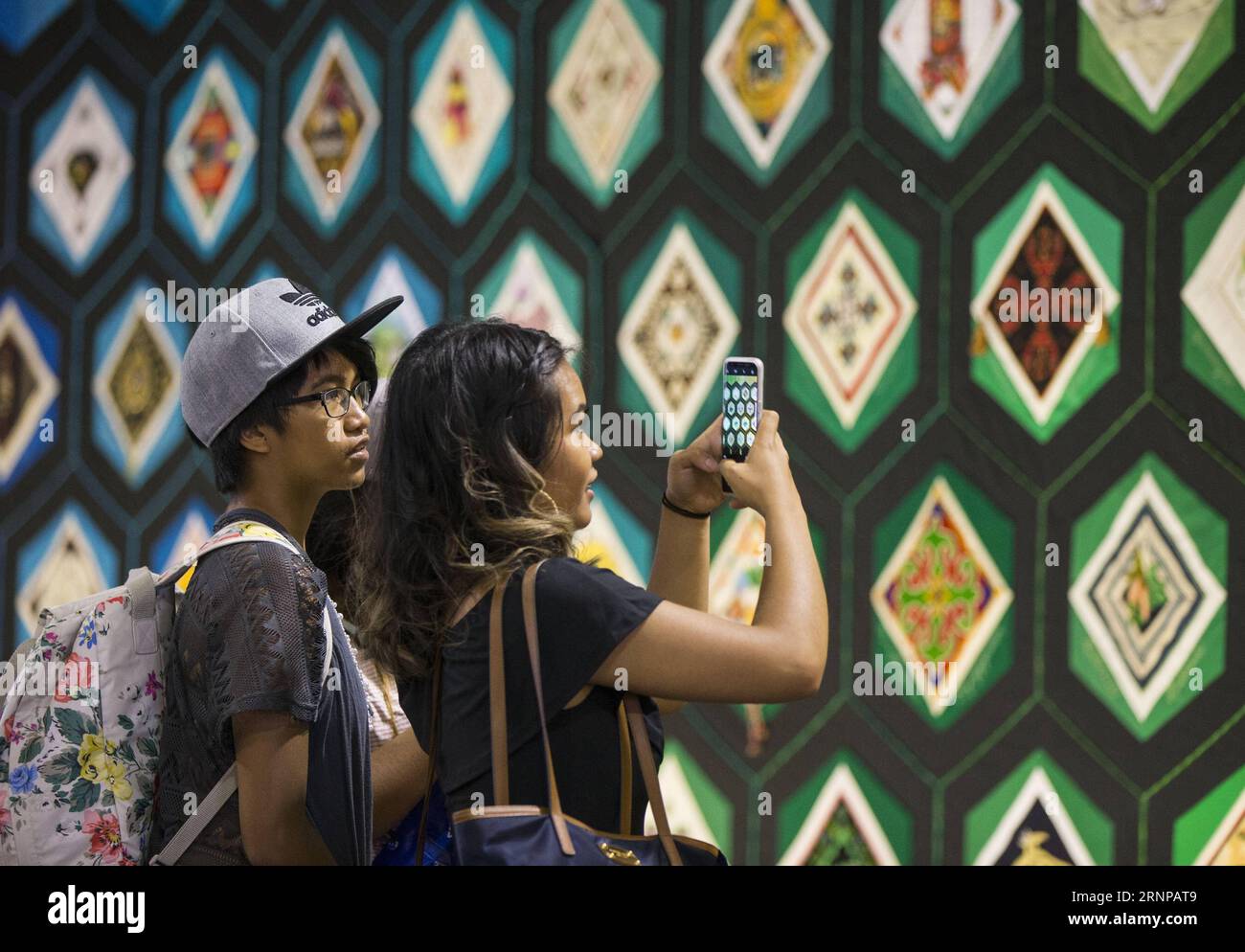 Kanada National Ausstellung a Toronto (170819) -- TORONTO, 19 agosto 2017 -- i visitatori scattano foto di The Quilt of Appartement alla 139a Mostra nazionale canadese a Toronto, Canada, 18 agosto 2017. The Quilt of Approding è un'opera d'arte tessile collaborativa lunga 36 metri e alta 3,5 metri con 263 blocchi che rappresentano i gruppi aborigeni e gli immigrati in Canada. ) (Djj) CANADA-TORONTO-QUILT OF APPRODING ZouxZheng PUBLICATIONxNOTxINxCHN Canada National Exhibition a Toronto Toronto 19 agosto 2017 i visitatori scattano foto del Quilt of Approding ALLA 139a Mostra nazionale canadese a Tor Foto Stock