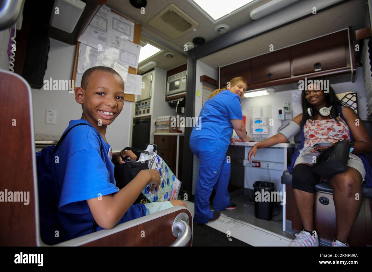 (170820) -- LOS ANGELES, 20 agosto 2017 -- Un ragazzo aspetta per il controllo dello stato di salute durante la dodicesima annuale Back 2 School Community Health and Resource Fair a Mt. Carmel Recreation Center a Los Angeles, Stati Uniti, il 19 agosto 2017. Le attività includono zaino e materiale scolastico omaggi, proiezioni gratuite di salute e odontoiatria, risorse educative, musica dal vivo, tagli di capelli professionali, intrattenimento dal vivo e cibo e bevande gratuiti. ) (zf) U.S.-LOS ANGELES-EDUCATION ZhaoxHanrong PUBLICATIONxNOTxINxCHN Los Angeles Aug 20 2017 a Boy Waits for Health Check durante la dodicesima annuale Back 2 School C. Foto Stock