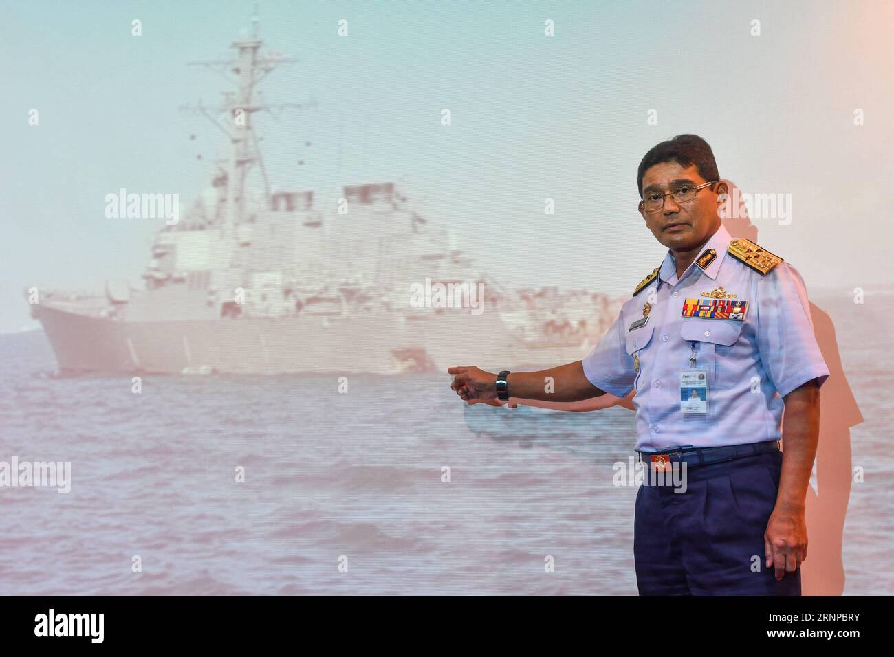 (170821) -- PUTRAJAYA, 21 agosto 2017 -- il direttore generale dell'Agenzia per l'applicazione della sicurezza marittima malese Zulkifili Bin Abu Bakar mostra una foto del cacciatorpediniere della marina statunitense danneggiato John S. McCain durante una conferenza stampa a Putrajaya, Malesia, 21 agosto 2017. Le autorità malesi hanno detto che le risorse del lunedì erano state dispiegate per unirsi alle operazioni di ricerca e salvataggio dopo che il cacciatorpediniere della marina statunitense John S. McCain si è scontrato con una nave mercantile vicino allo stretto di Malacca. ) MALESIA-PUTRAJAYA-U.S.-NAVY-COLLISION ChongxVoonxChung PUBLICATIONxNOTxINxCHN Putrajaya 21 agosto 2017 Direttore dell'Agenzia per l'applicazione marittima malese Foto Stock