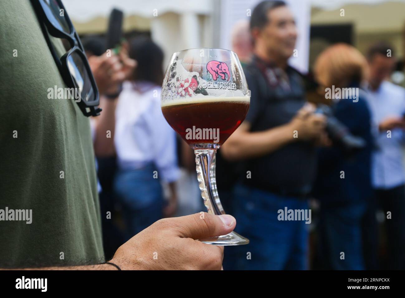 Bruxelles, Belgio. 2 settembre 2023. Un uomo tiene un bicchiere di birra al 23° Weekend belga della birra a Bruxelles, in Belgio, il 2 settembre 2023. Più di 500 birre belghe sono state presentate da 53 birrerie al pubblico durante l'evento. Crediti: Zheng Huansong/Xinhua/Alamy Live News Foto Stock Bruxelles, Belgio. 2 settembre 2023. Un uomo tiene un bicchiere di birra al 23° Weekend belga della birra a Bruxelles, in Belgio, il 2 settembre 2023. Più di 500 birre belghe sono state presentate da 53 birrerie al pubblico durante l'evento. Crediti: Zheng Huansong/Xinhua/Alamy Live News Foto Stock