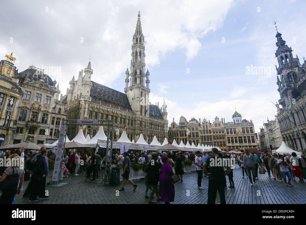 Bruxelles, Belgio. 2 settembre 2023. La gente partecipa al 23° Weekend belga della birra a Bruxelles, in Belgio, 2 settembre 2023. Più di 500 birre belghe sono state presentate da 53 birrerie al pubblico durante l'evento. Crediti: Zheng Huansong/Xinhua/Alamy Live News Foto Stock Bruxelles, Belgio. 2 settembre 2023. La gente partecipa al 23° Weekend belga della birra a Bruxelles, in Belgio, 2 settembre 2023. Più di 500 birre belghe sono state presentate da 53 birrerie al pubblico durante l'evento. Crediti: Zheng Huansong/Xinhua/Alamy Live News Foto Stock