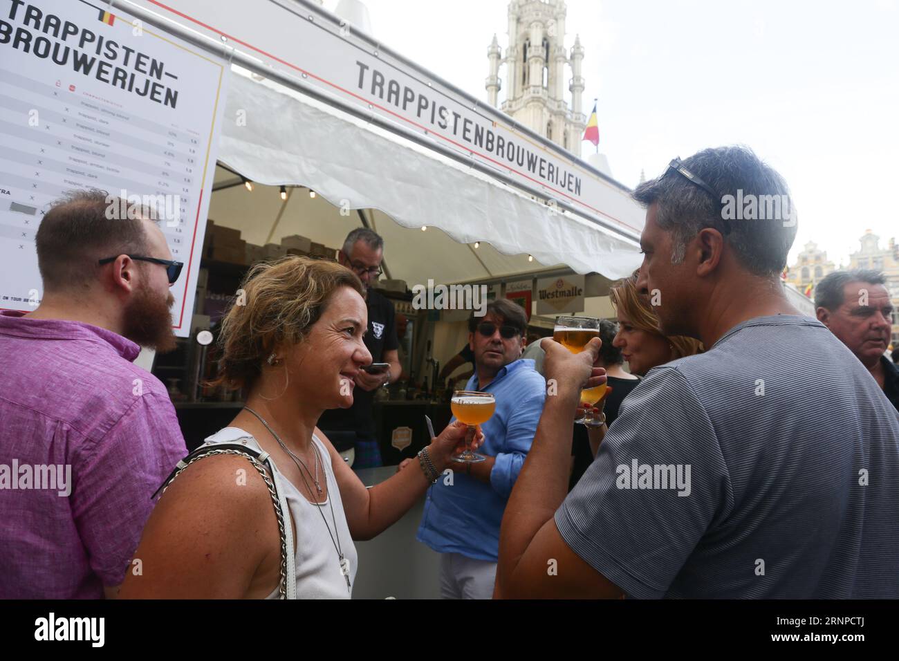 Bruxelles, Belgio. 2 settembre 2023. La gente si diverte a gustare le birre al 23° Weekend belga della birra a Bruxelles, in Belgio, il 2 settembre 2023. Più di 500 birre belghe sono state presentate da 53 birrerie al pubblico durante l'evento. Crediti: Zheng Huansong/Xinhua/Alamy Live News Foto Stock Bruxelles, Belgio. 2 settembre 2023. La gente si diverte a gustare le birre al 23° Weekend belga della birra a Bruxelles, in Belgio, il 2 settembre 2023. Più di 500 birre belghe sono state presentate da 53 birrerie al pubblico durante l'evento. Crediti: Zheng Huansong/Xinhua/Alamy Live News Foto Stock