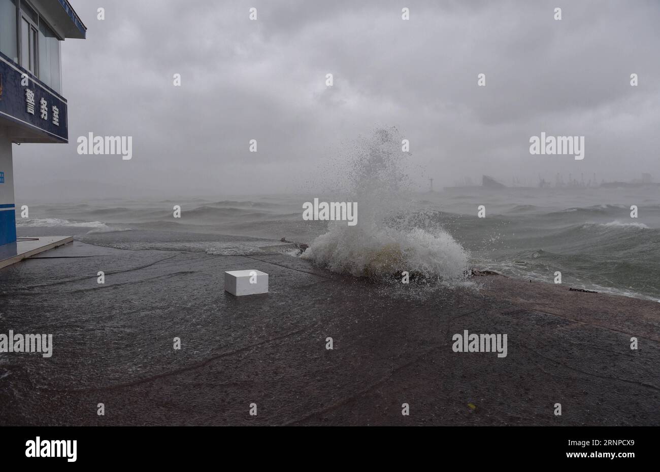 (170823) -- SHENZHEN, 23 agosto 2017 -- foto scattata il 23 agosto 2017 mostra acqua di mare e billows al molo di Shekou a Shenzhen, nella provincia del Guangdong della Cina meridionale. Hato, il tredicesimo tifone di quest'anno, è atterrato mercoledì a mezzogiorno nella città di Zhuhai, nella provincia del Guangdong, nella Cina meridionale, portando galee di 45 metri al secondo, secondo le autorità meteorologiche locali. )(mcg) CHINA-GUANGDONG-TYPHOON HATO (CN) MaoxSiqian PUBLICATIONxNOTxINxCHN Shenzhen Aug 23 2017 la foto scattata IL 23 agosto 2017 mostra acqua di mare e billows AL molo di Shekou a Shenzhen nella provincia del Guangdong della Cina meridionale Hato il 13° tifone th Foto Stock