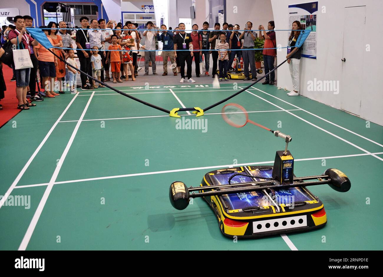 (170823) -- PECHINO, 23 agosto 2017 -- la gente guarda un robot badminton durante la World robot Conference 2017 a Pechino, capitale della Cina, 23 agosto 2017. La conferenza di cinque giorni sui robot ha avuto inizio mercoledì con il tema Win-Win Collaborative Innovation Towards the Building of an Intelligent Society . )(xzy) CHINA-BEIJING-WORLD ROBOT CONFERENCE (CN) LixXin PUBLICATIONxNOTxINxCHN Pechino 23 agosto 2017 celebrità guardano un robot Badminton durante la World robot Conference 2017 a Pechino capitale della Cina 23 agosto 2017 la Five Day robot Conference ha avuto inizio mercoledì con il tema Win Win Win Collaborat Foto Stock