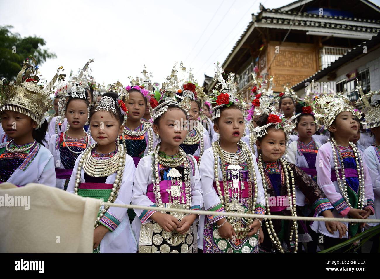 (170824) -- QIANDONGNAN, 24 agosto 2017 -- i bambini cantano per salutare gli ospiti nel villaggio Yangli del gruppo etnico Dong nella contea di Congjiang, nella provincia di Guizhou nella Cina sud-occidentale, 23 agosto 2017, un giorno prima dell'annuale festival Xinmi. La gente del posto eseguiva tamburi, canti e lusheng, uno strumento a fiato di canne, per celebrare il tradizionale festival che pregeva per il raccolto. )(mcg) CHINA-GUIZHOU-CONGJIANG-TRADITIONAL FESTIVAL (CN) WuxDejun PUBLICATIONxNOTxINxCHN Qiandongnan 24 agosto 2017 i bambini cantano per salutare gli ospiti nel villaggio Yangli del gruppo etnico di Dong nella contea di Congjiang nella parte sud-occidentale della Cina di Guizhou provi Foto Stock