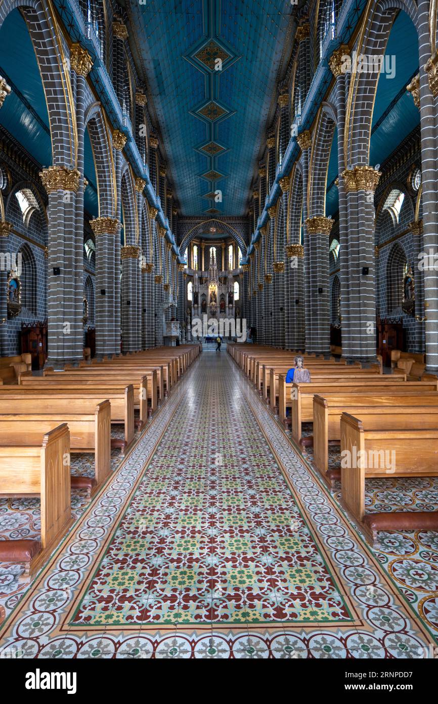 Jardin, Antioquia, Colombia - 4 aprile 2023: Ampia vista dell'interno della grande cattedrale gotica, con panchine in legno, alta coperta sul tetto Foto Stock