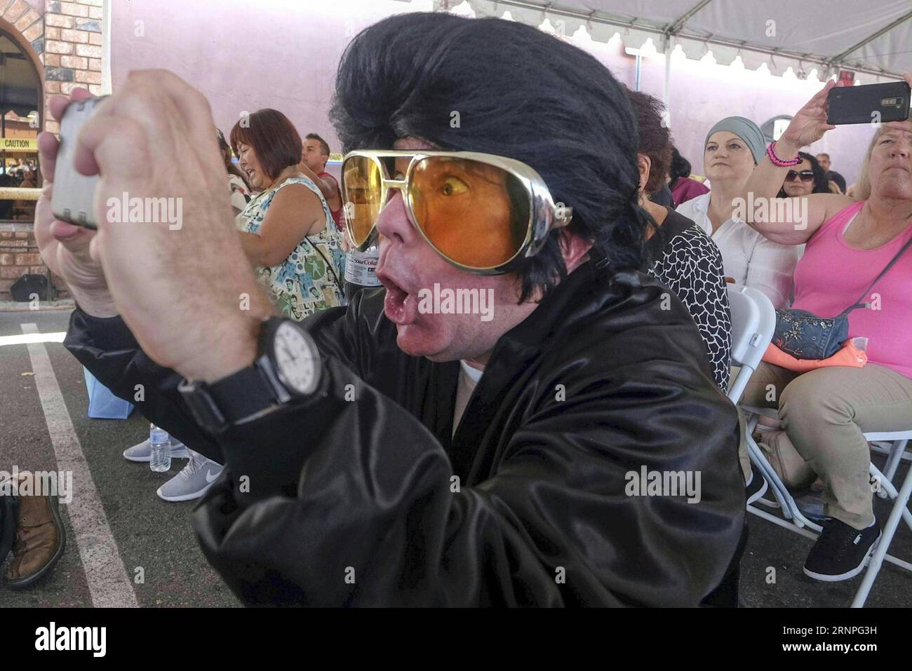 170828) -- CALIFORNIA, agosto 28, 2017 -- Un uomo vestito come Elvis Presley  scatta foto durante un festival annuale per celebrare il 40° anniversario  della morte di Elvis Presley a Garden Grove