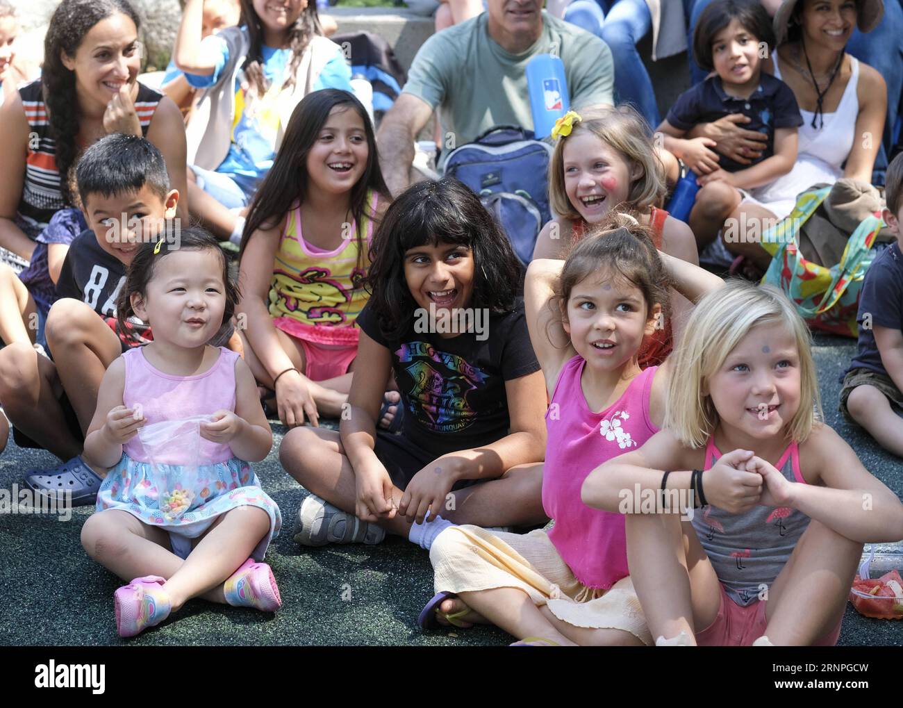 (170828) -- PASADENA, 28 agosto 2017 -- i bambini si immergono in una dimostrazione durante un evento scientifico Mad Science Sundays tenutosi al Kidspace Children Museum di Pasadena, California, Stati Uniti il 27 agosto 2017. ) (yy) US-PASADENA-CHILDREN-SCIENCE-ACTIVITY ZhaoxHanrong PUBLICATIONxNOTxINxCHN Pasadena Aug 28 2017 i bambini si immergono in una dimostrazione durante un evento scientifico Mad Science SUNDAY Hero AL kidspace Children Museum di Pasadena California Stati Uniti IL 27 2017 agosto yy U.S. Pasadena Children Science Activity ZhaoxHanrong PUBLICATIONXINXCHN Foto Stock