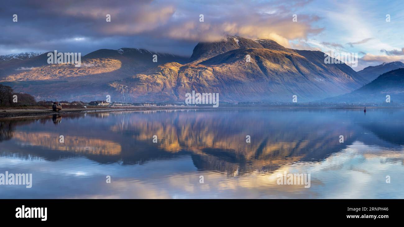 Vista sul Loch Linnhe fino a Ben Nevis da Corpach, vicino a Fort William, Highlands, Scozia, Regno Unito Foto Stock