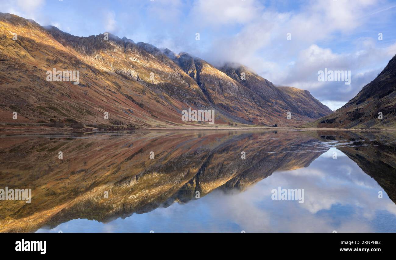La dorsale di Aonach si riflette in Loch Achtriochtan, Glencoe, Highlands, Scozia, Regno Unito Foto Stock