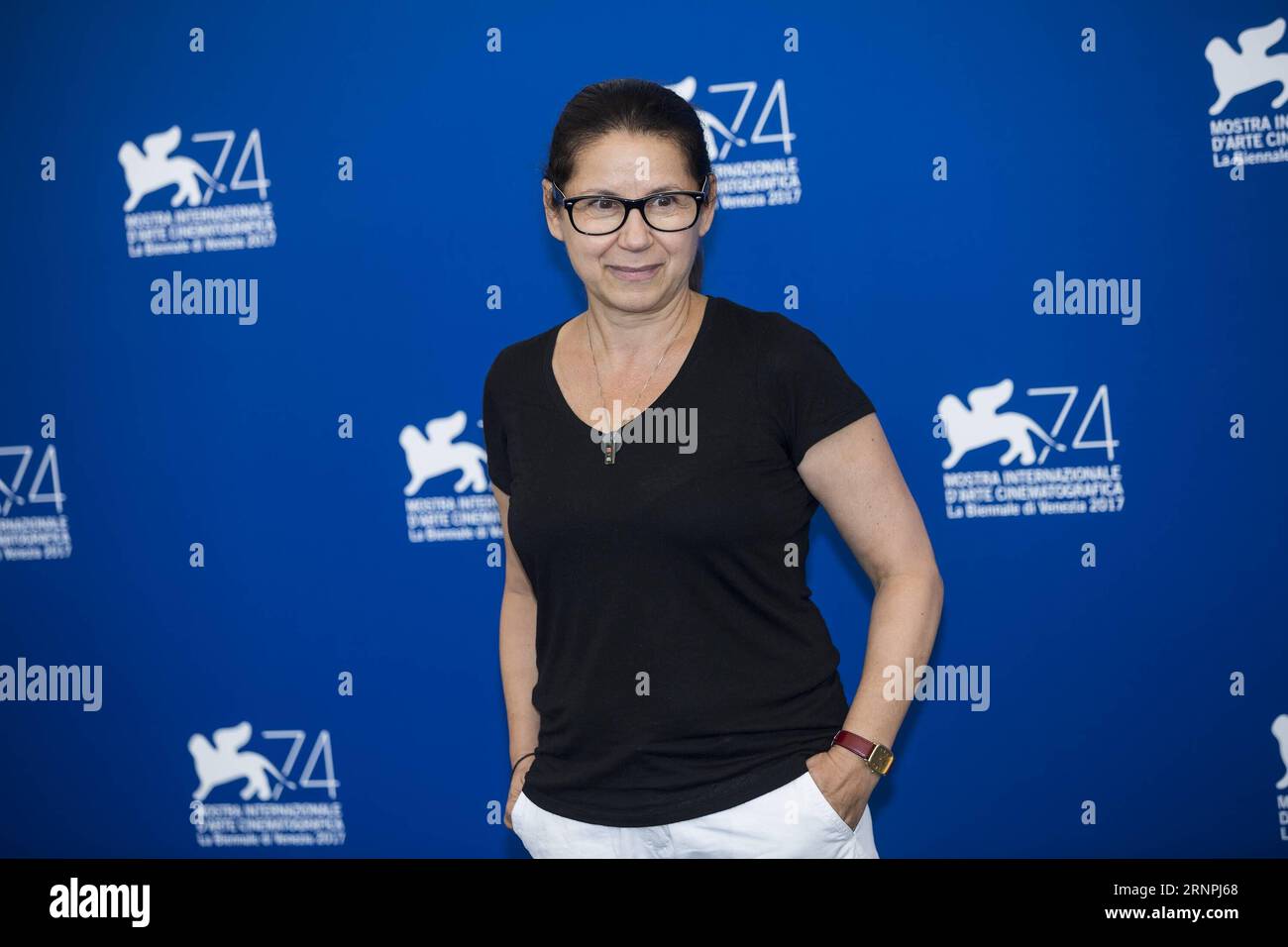 (170830) -- VENEZIA, 30 agosto 2017 -- membro della giuria della 74a edizione della Mostra del Cinema di Venezia Ildiko Enyedi posa alla photocall della giuria durante la 74a Mostra del Cinema di Venezia, Italia, il 30 agosto 2017. Mercoledì è iniziata la 74esima edizione della Mostra del Cinema di Venezia. ) (Djj) ITALY-VENICE-FILM FESTIVAL-JURY-PHOTOCALL JinxYu PUBLICATIONxNOTxINxCHN Venice Aug 30 2017 membro della giuria della 74a Edizione della Mostra del Cinema di Venezia Ildiko Enyedi posa al Photo Call della giuria durante la 74a Mostra del Cinema di Venezia IL 30 2017 agosto la 74a Edizione della Mostra del Cinema di Venezia k Foto Stock