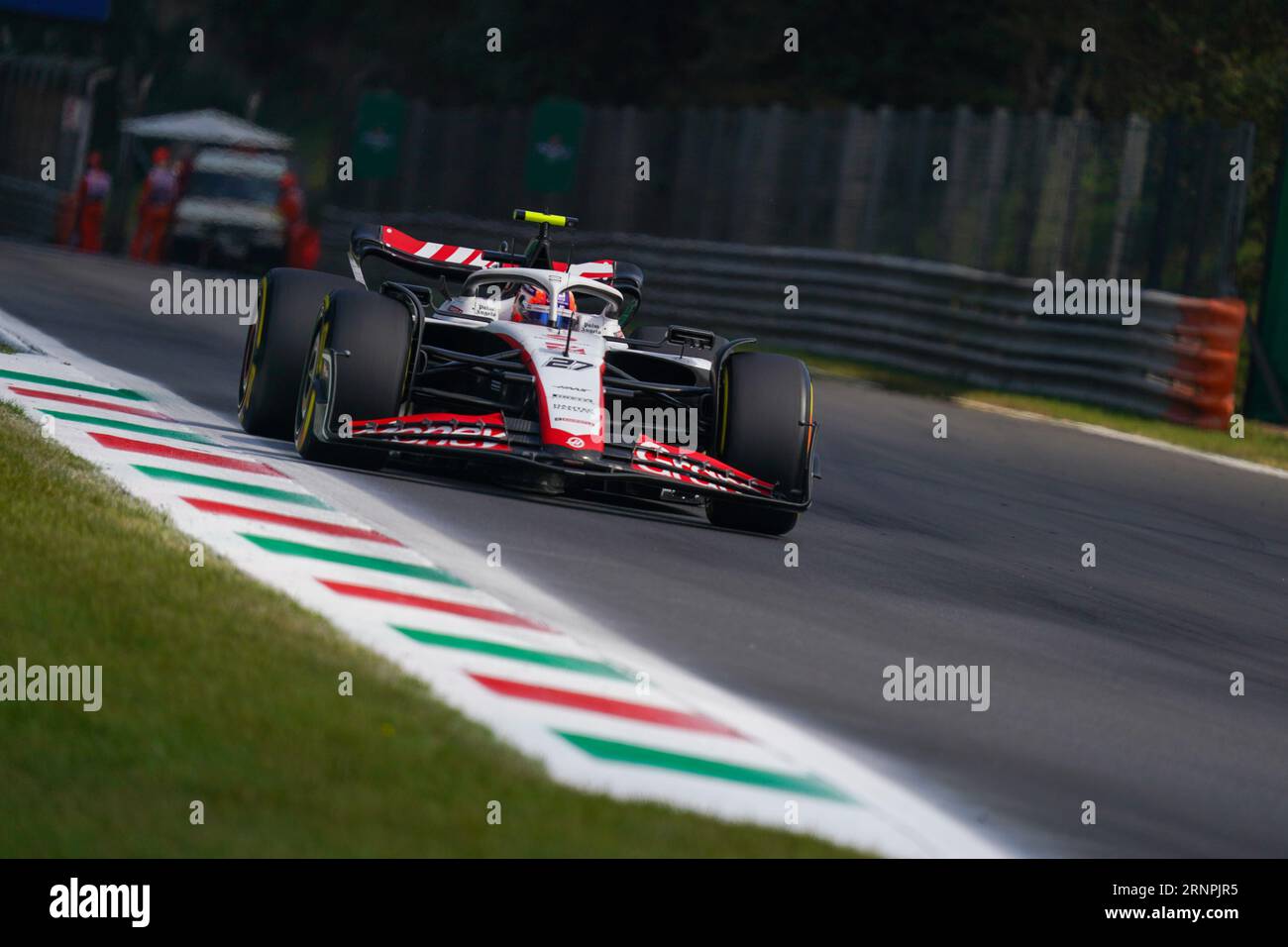 Nico Hulkenberg tedesco alla guida del (27) MoneyGram Haas F1 Team VF-23 durante il Gran Premio d'Italia di Formula 1 Pirelli 2023 il 2 settembre 2023 a Monza. Crediti: Luca Rossini/e-Mage/Alamy Live News Foto Stock