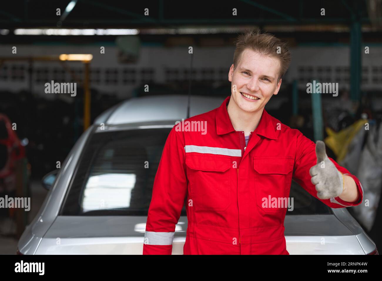 ritratto pollice su meccanico di garage felice lavoratore di riparazione riparazione manutenzione motore auto Foto Stock