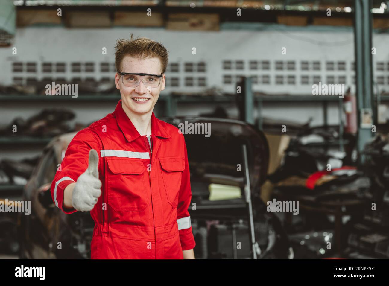 ritratto pollice su meccanico di garage felice lavoratore di riparazione riparazione manutenzione motore auto Foto Stock